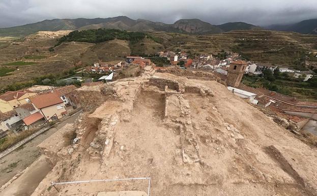 La torre del Homenaje se asoma en el castillo de Nalda