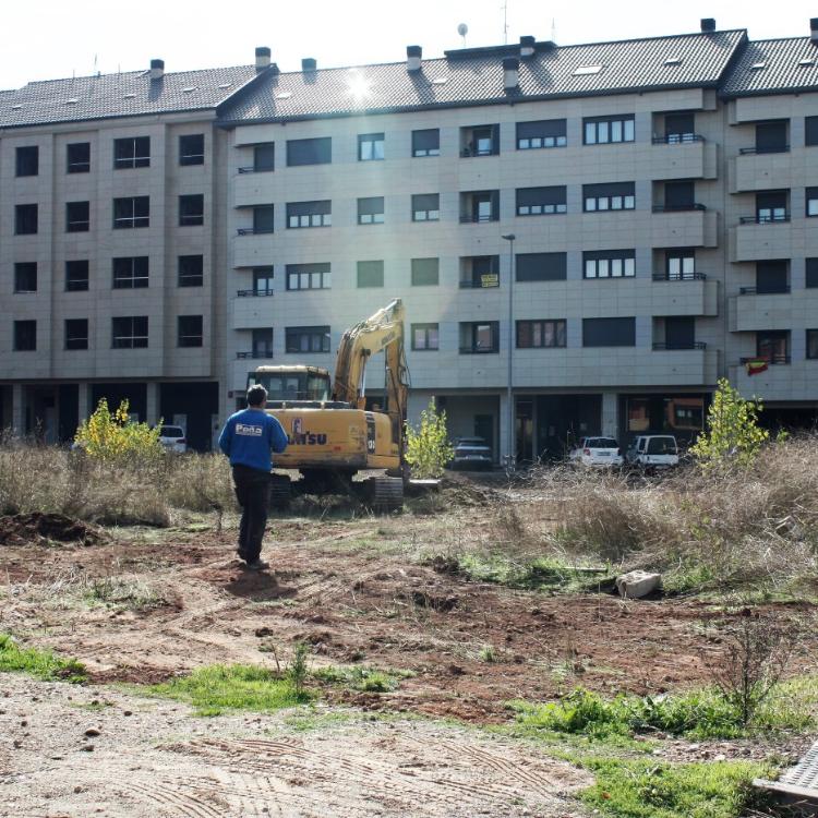 Comienza la limpieza del solar de la calle Ebanistas de Nájera