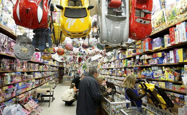 Los anuncios de juguetes mantienen a las niñas en el rol de cuidadoras