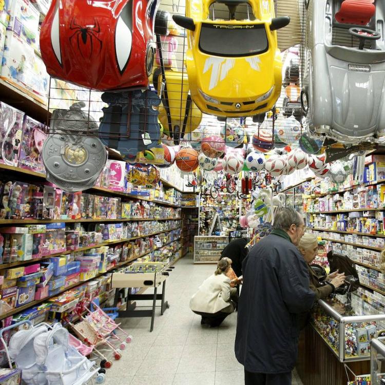 Los anuncios de juguetes mantienen a las niñas en el rol de cuidadoras