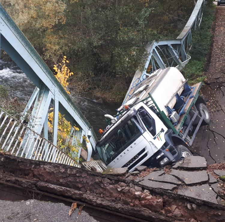 El puente histórico de Arenzana se hunde al paso de un camión del Gobierno de La Rioja