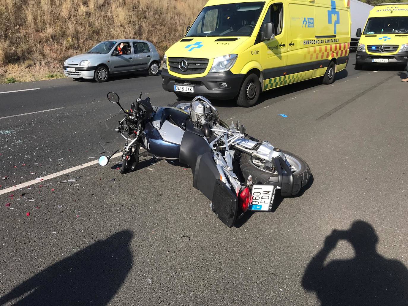 Dos heridos en una colisión entre un coche y una moto en la LO-20