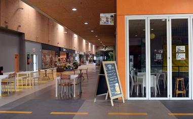 El bar ha sido el último en echar la persiana en la galería comercial de Viana, ayer en una imagen tomada por la mañana./MIGUEL HERREROS