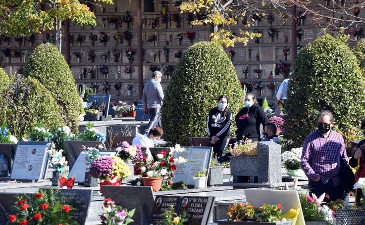 Un 1 de noviembre diferente a lo habitual en el cementerio de Logroño