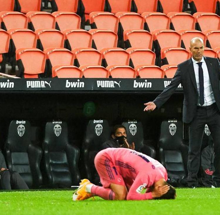 El Valencia sonroja a un Madrid de pena máxima