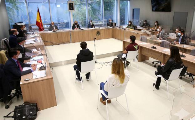 «Él quería matarme a mí, a mi hija y matar y descuartizar a otro joven», asegura el padre de la principal acusada