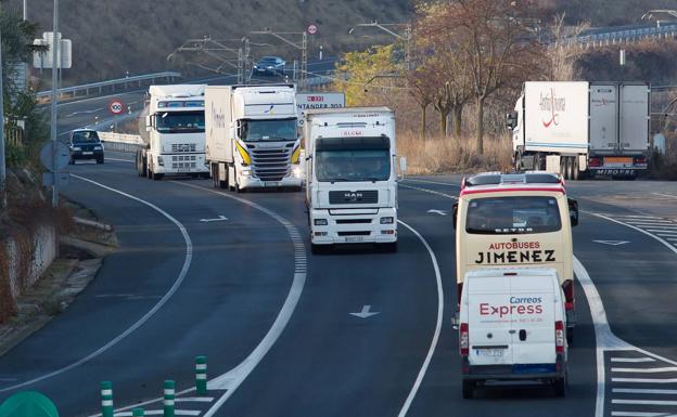 La DGT controlará los vehículos pesados en los tramos restringidos de la N-232 y en la N-124