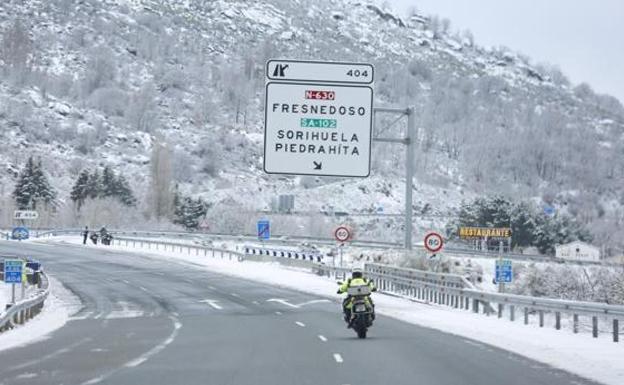 Cómo sobrevivir en moto a condiciones adversas como lluvia, viento o nieve