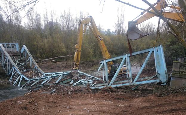 Comienza la retirada de los restos del puente de Arenzana