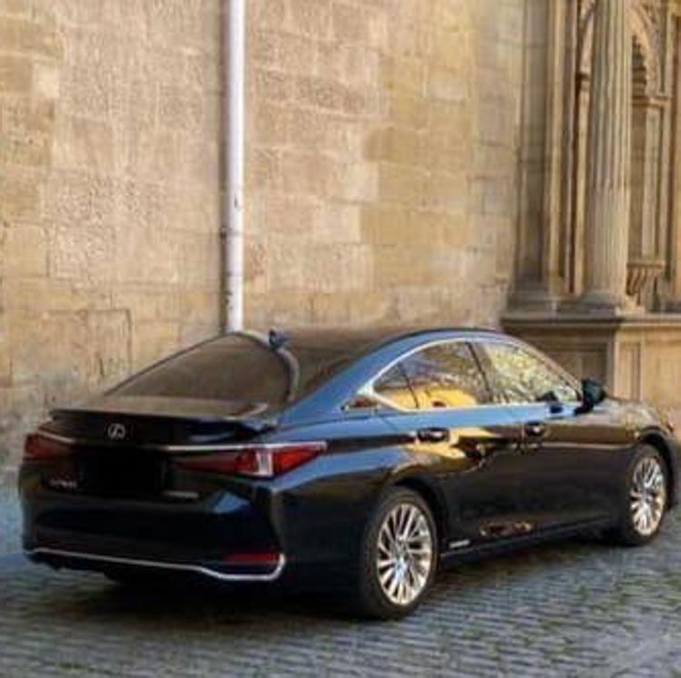 El Parlamento de La Rioja se dota de un Lexus como nuevo coche oficial