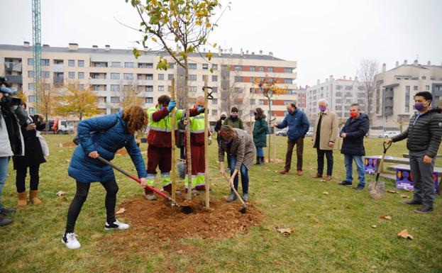 UGT realiza la platanción en el Bosque Vivo en memoria de las víctimas de violencia machista