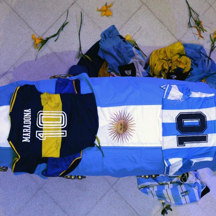 Incidentes en la Casa Rosada obligan a retirar el féretro de Maradona