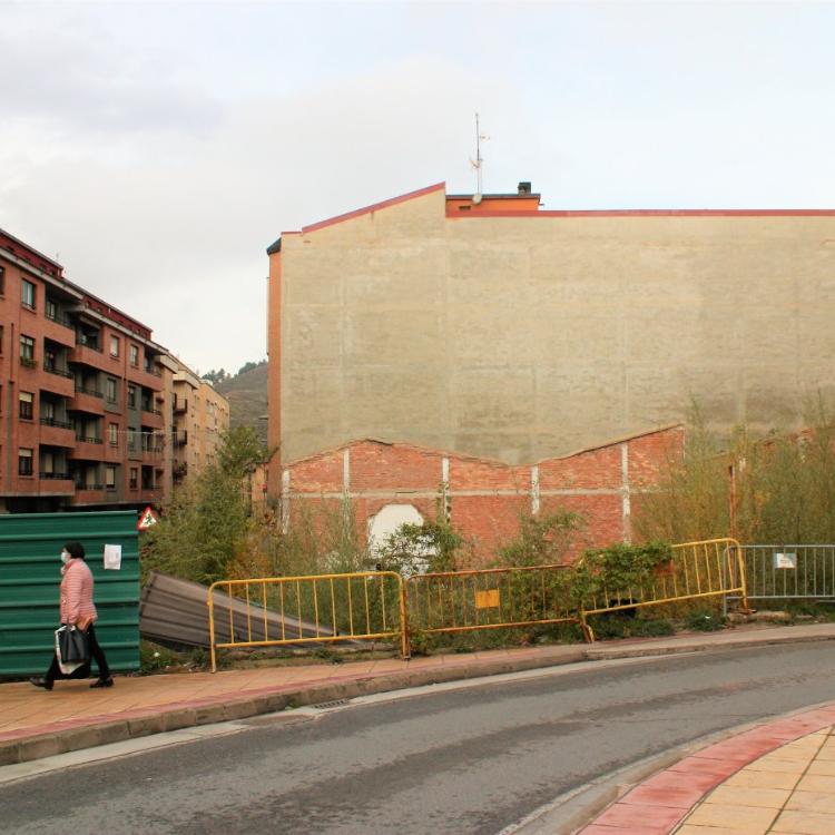 La controversia por la titularidad retrasa la limpieza de un solar