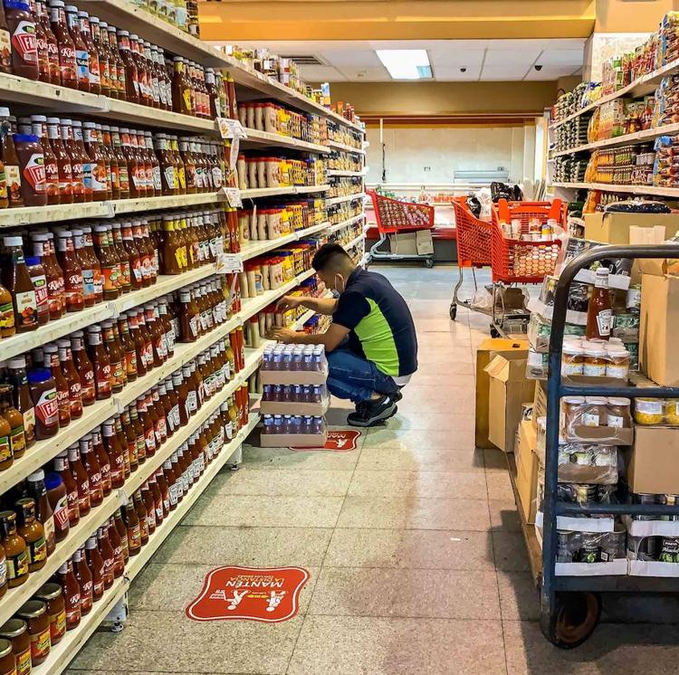 Los precios se mantienen en el -0,8%: sube la luz y bajan los alimentos