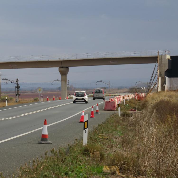 Colocada la plataforma en el nuevo puente sobre la N-232, entre Alfaro y Rincón, que suprime dos pasos a nivel