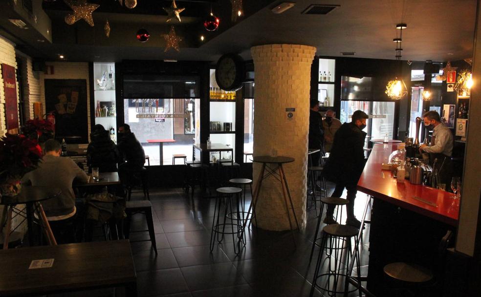 Reencuentros frente a la barra en Arnedo