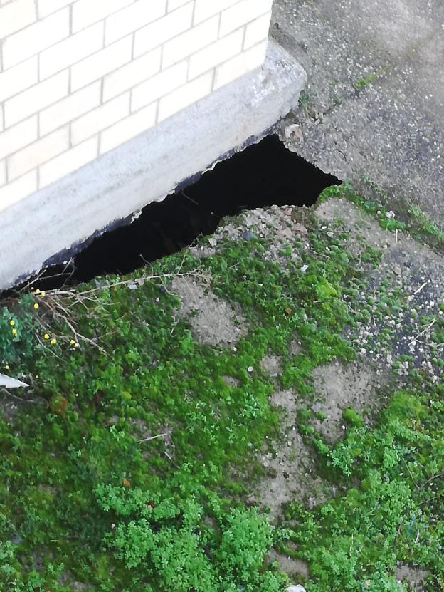 Agujero peligroso en la calle Conjuro de Entrena