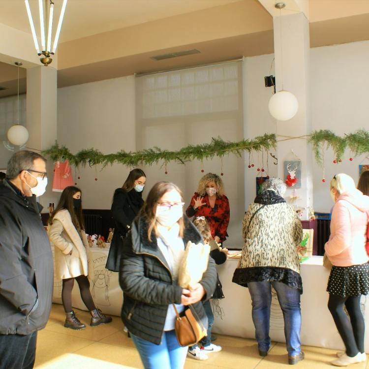 El mercado navideño de Baños apoya al Banco de Alimentos