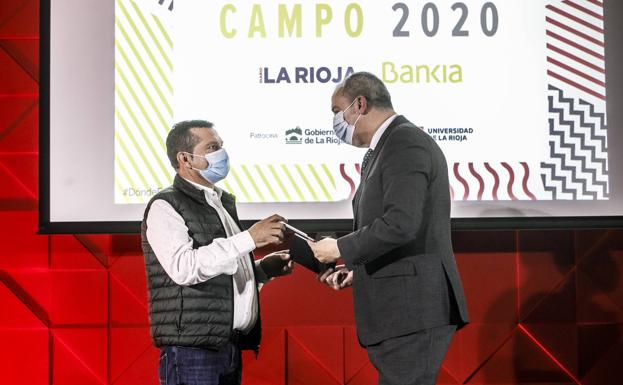 Gregorio López recoge el premio que homenajea a todos los agricultores