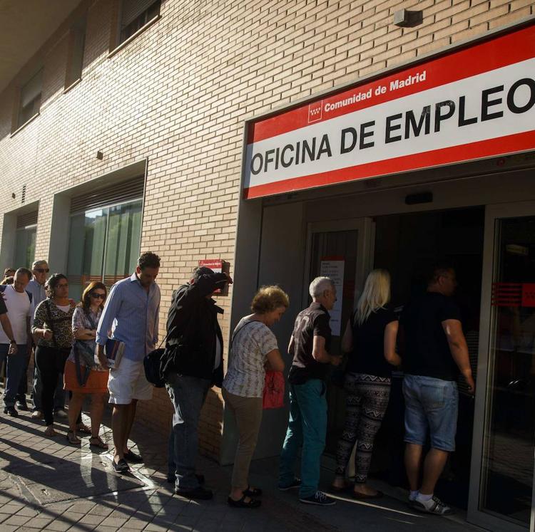 La salida de los ERTE modera el desplome del coste laboral