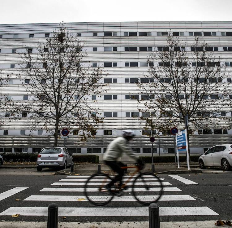 La UCI baja del 50% de ocupación COVID en un día con más casos