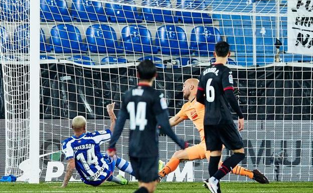 El Alavés remonta y complica al Eibar