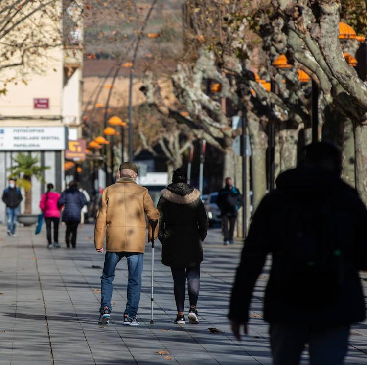 Dos fallecidos mientras bajan la presión hospitalaria y los casos activos