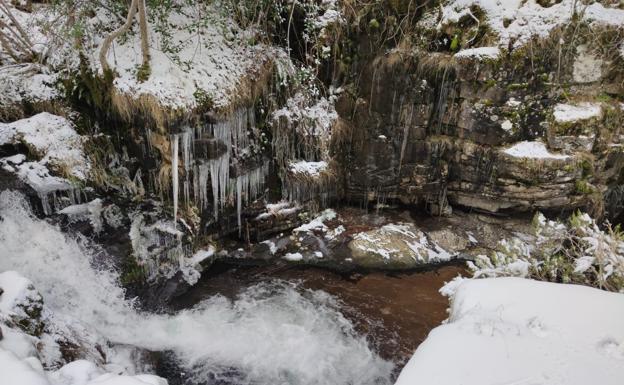 La nieve llega a las Cascadas de Puente Ra, en Villoslada de Cameros