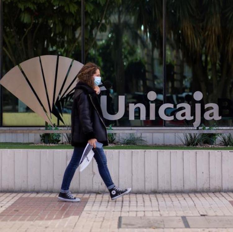 La fusión de Unicaja y Liberbank recortará los costes un 20%