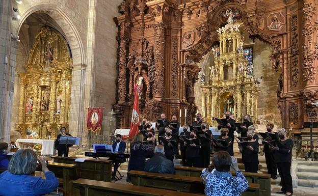 Bañares en pie tras el concierto de la Coral Polifónica de Haro