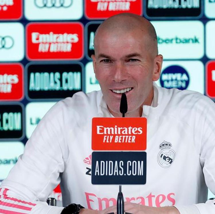 Zidane pide una solución rápida con las renovaciones