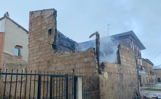 Un incendio en Casalarreina provoca el derrumbe de un edificio