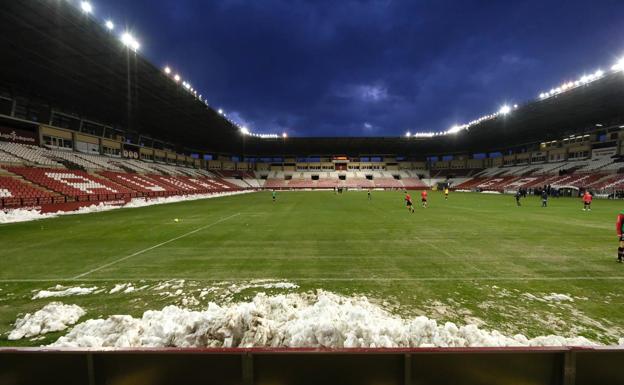 La nieve castiga el nuevo césped de Las Gaunas en el día de su estreno