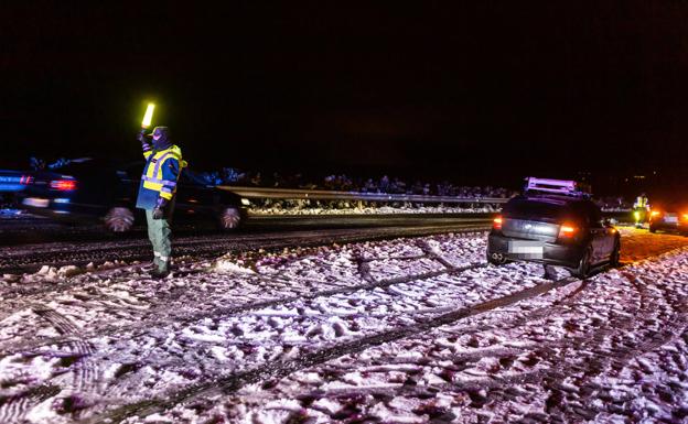 Liberada la A-12 tras una nevada que atrapó a cien vehículos