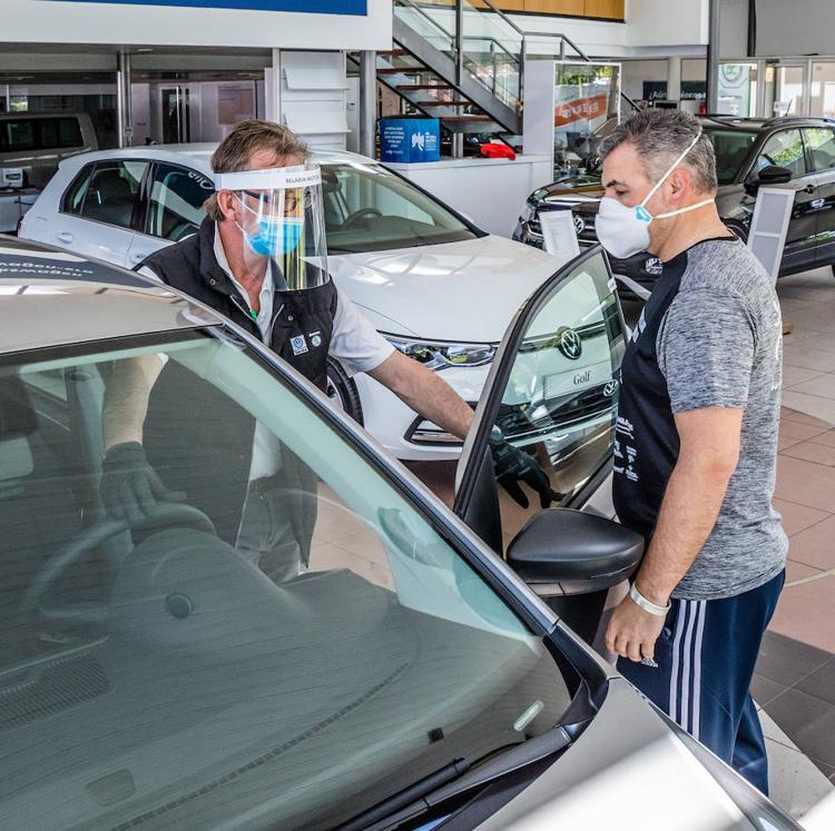 La venta de coches cae un 32%, el peor año desde 2013