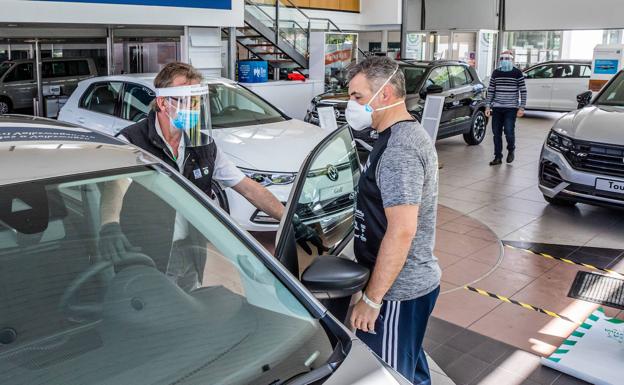 La venta de coches cae un 32%, el peor año desde 2013