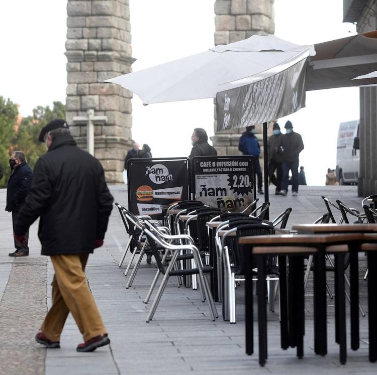 España se asoma a la tercera ola sin haber aplanado la segunda