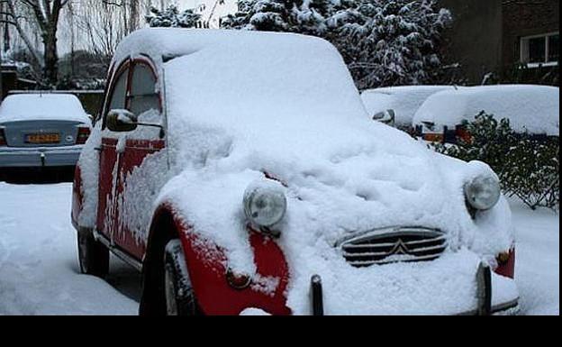 Por qué deberías quitar la nieve acumulada encima del coche