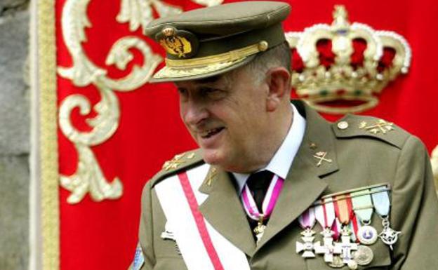 Un teniente general retirado pide a Robles «girar el timón» del Gobierno