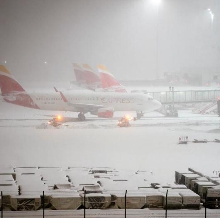 La nieve corta las vías de transporte