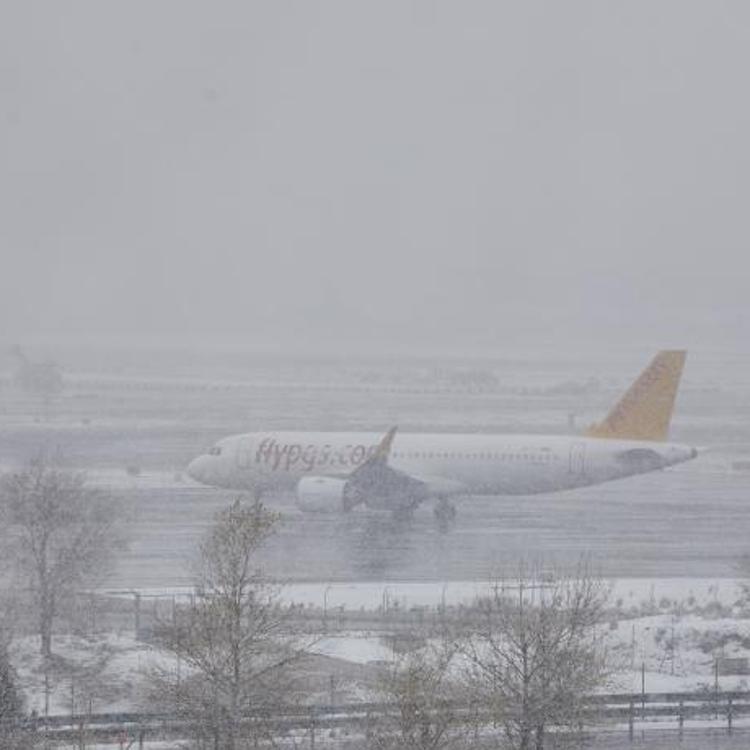 Barajas sigue bajo mínimos por las placas de hielo que cubren las pistas