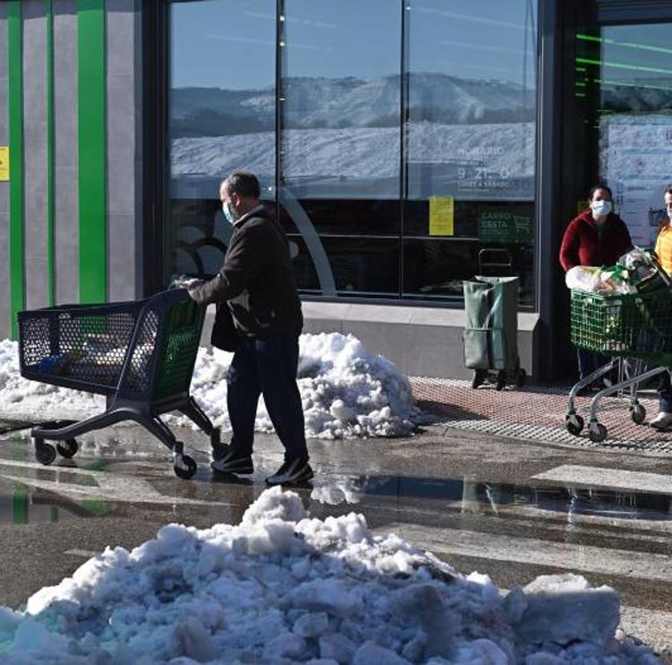 Llega el abastecimiento a las tiendas y Barajas va recuperando el pulso