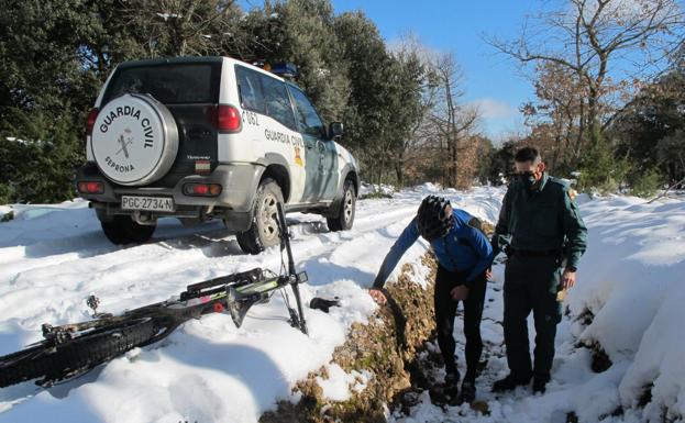 El SEPRONA auxilia a un ciclista herido tras sufrir una caída