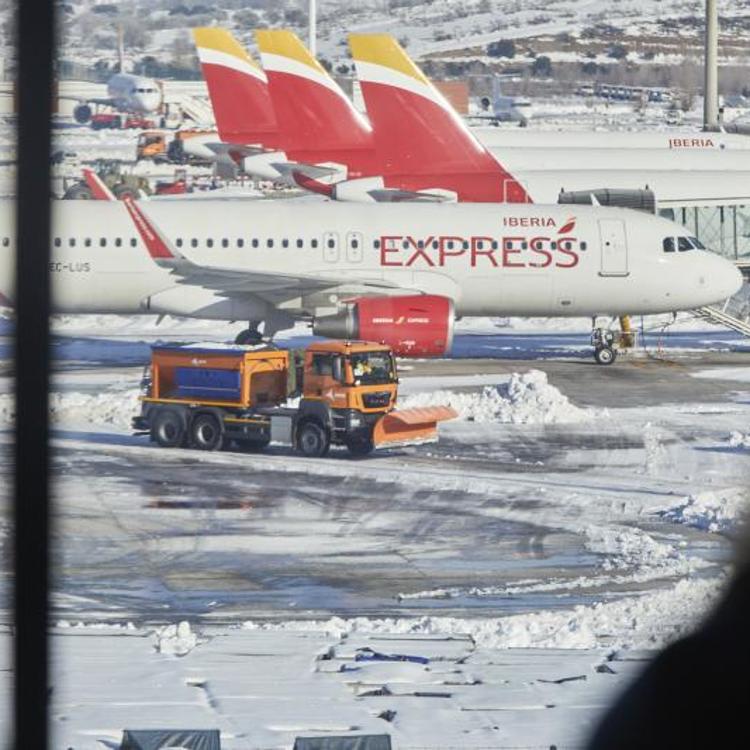 Las heladas complican la vuelta a la normalidad de Barajas hasta el jueves