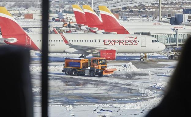 Las heladas complican la vuelta a la normalidad de Barajas hasta el jueves