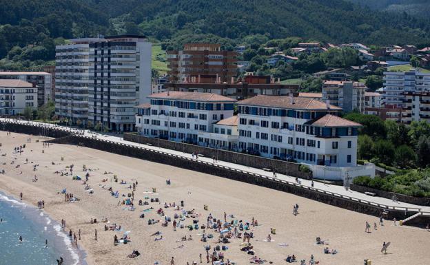 La vivienda en la costa cae el triple que la media