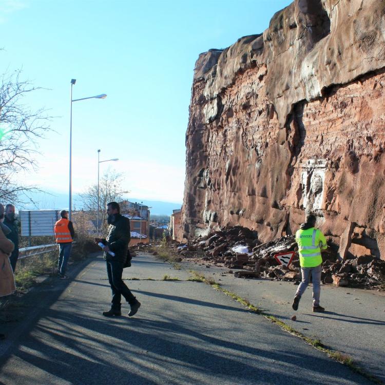 Cuatro empresas visitan Peñaescalera para estudiar la zona y decidir si optan a la obra