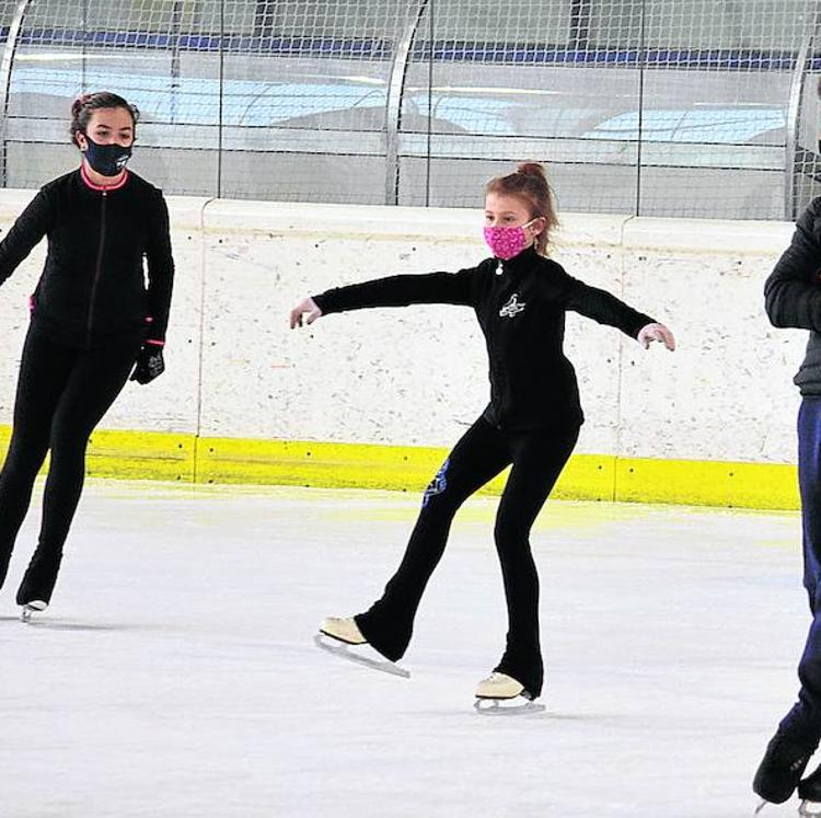 Patinar de la mano de un bicampeón