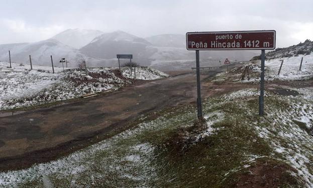 El puerto de Peña Hincada sigue cerrado y en Sancho Leza son necesarias las cadenas