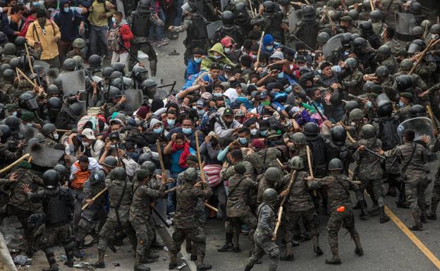 Guatemala frena la caravana de inmigrantes hondureños a la fuerza